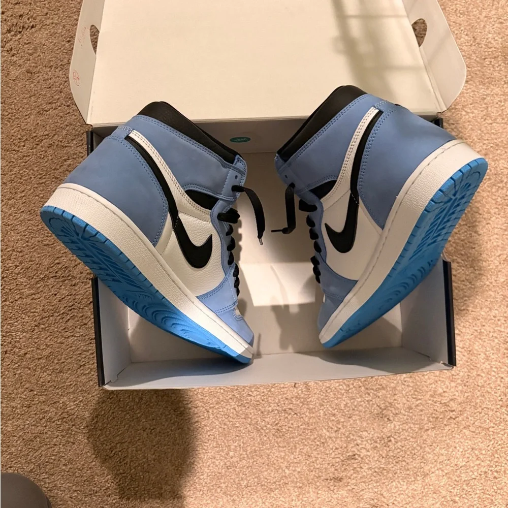 Air Jordan 1 Retro High Men's 10.5 - University Blue - Picture 7 of 10